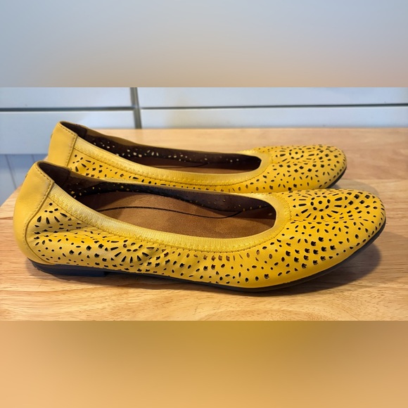 Vionic women's Robyn Buttercup yellow perforated design ballet flats size 8 - Picture 2 of 7